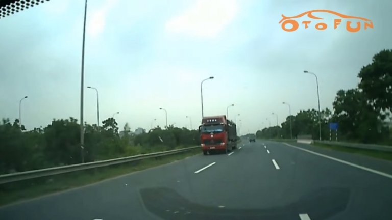 Kinh hoàng xe container đi ngược chiều tốc độ cao trên Đại lộ Thăng Long