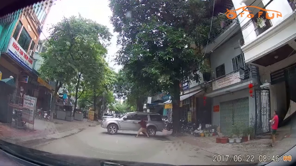 cao bang hau qua khon luong khi de tre em ngoi mot minh tren xe hoi