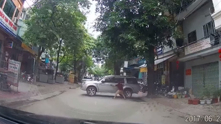 Cao Bằng: Hậu quả khôn lường khi để trẻ em ngồi một mình trên xe hơi