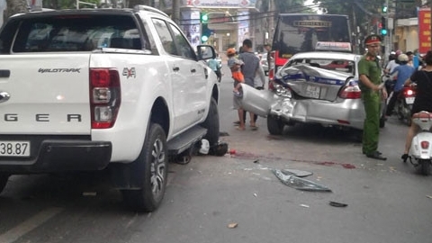 Hà Nội: “Xe điên” đâm liên hoàn, đè nát xe máy trên phố Bà Triệu