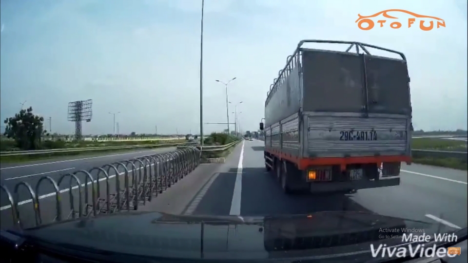 Chuyển làn không quan sát, xe tải "đè đầu" Land Cruiser chuyen lan khong quan sat xe tai de dau land cruiser