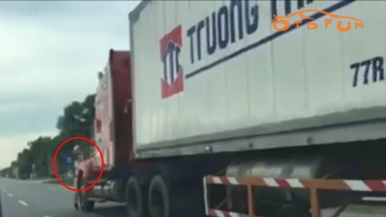Kinh hoàng cảnh xe container hất văng CSGT xuống đường