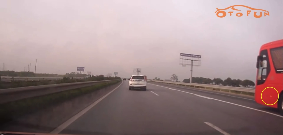 hai hung canh xe khach chen ep xe con tren cao toc