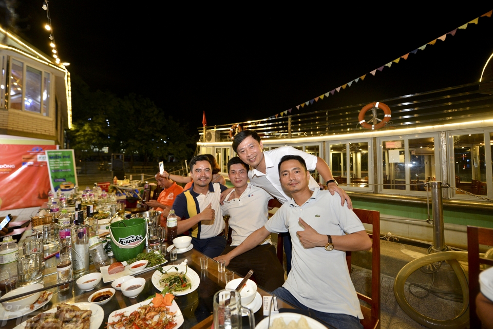 hinh anh dang nho ngay dau chuyen caravan ki niem sinh nhat otofun