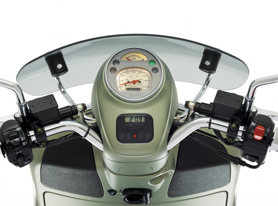 vespa sei giorni ban gioi han co gia khung 199 trieu dong