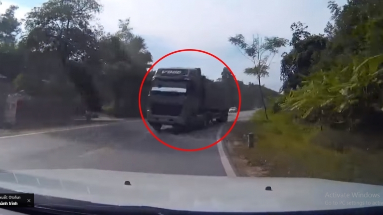 "Đứng tim" với những pha lấn làn liều lĩnh trên đường đèo