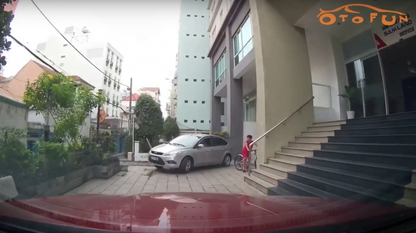 Lỡ nhầm chân ga, ô tô đâm đổ cột đèn