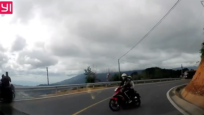 Hú hồn với pha ôm cua của "phượt thủ" đi Yamaha Exciter