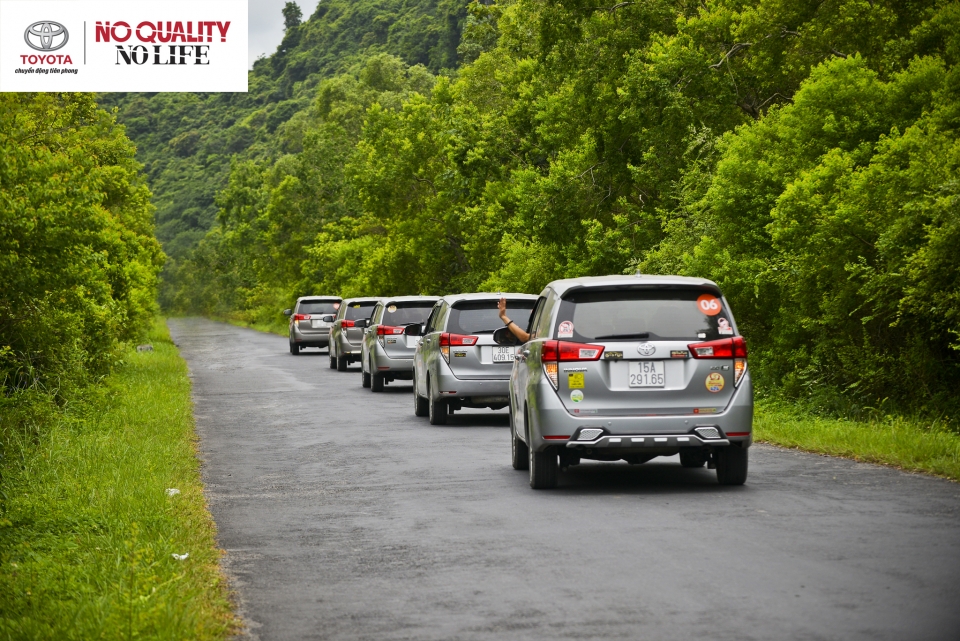 hanh trinh luot innova du ngoan cat ba