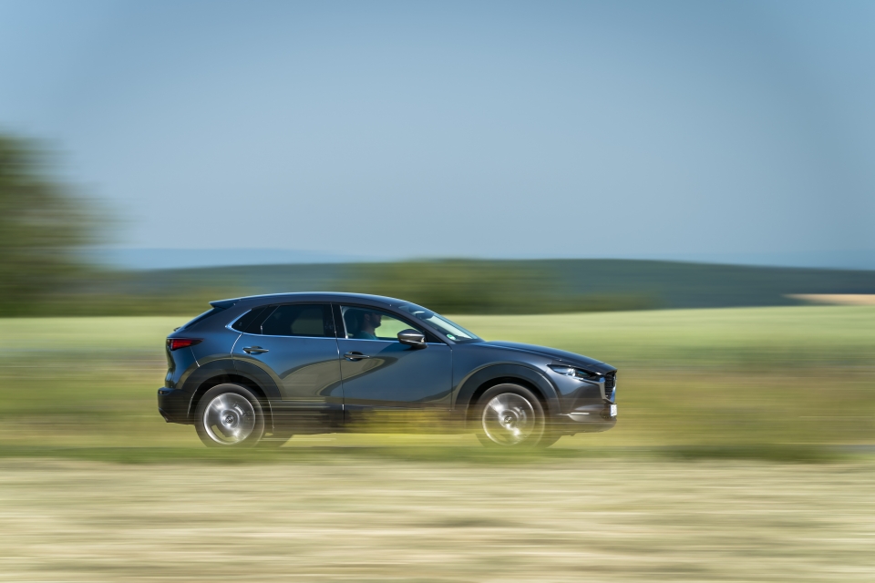 suv mazda cx 30 ra mat o chau au