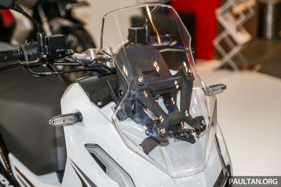 xe tay ga dia hinh honda adv 150 trinh lang gia tu 2412 usd