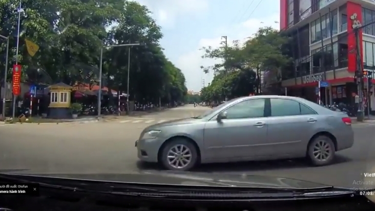 Bắc Ninh: Ô tô thản nhiên vượt đèn đỏ giữa ngã tư đường