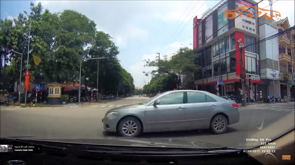 bac ninh o to than nhien vuot den do giua nga tu duong