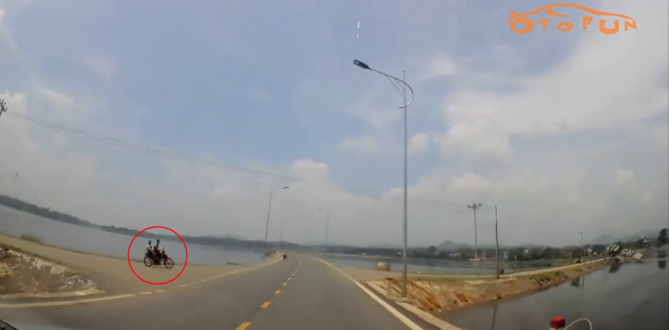 giat minh pha cat mat ngang truoc dau xe o to