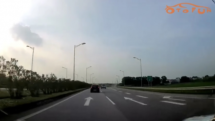Hết hồn pha dừng xe bất ngờ trên cao tốc Hà Nội - Thái Nguyên