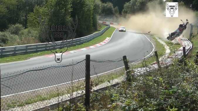 Porsche 911 GT3 Cup gặp tai nạn kinh hoàng ở đường đua Nurburgring