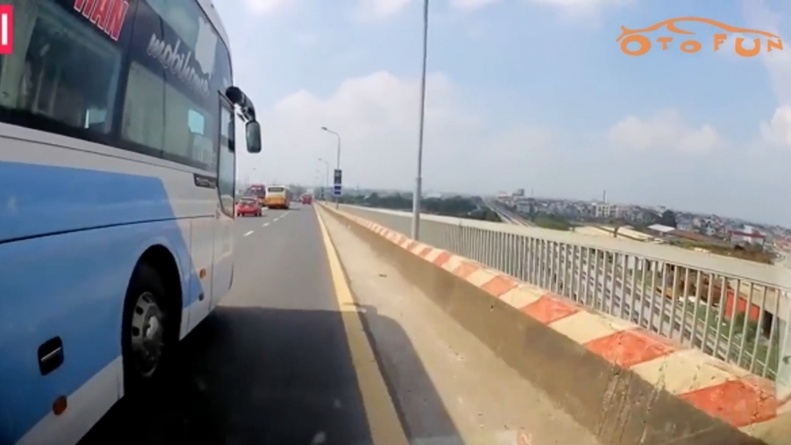 Xe khách vượt phải, chèn ép xe khác trên cầu Thăng Long