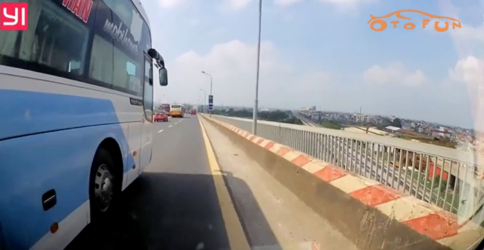 xe khach vuot phai chen ep xe khac tren cau thang long