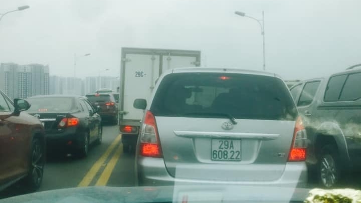 Trải lòng từ một nữ tài xế khi bị xe khác "tạt đầu"