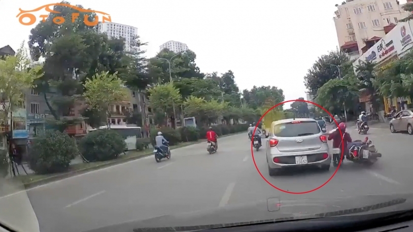 Hyundai Grand i10 ép ngã xe máy và bỏ chạy