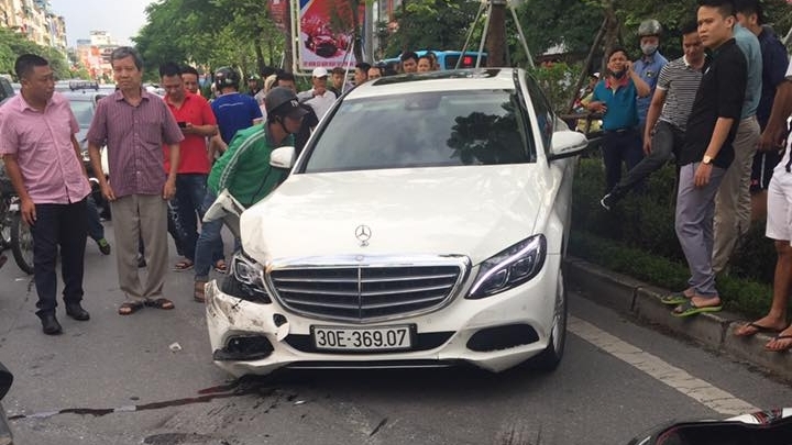 Hà Nội: Xe sang gây tai nạn liên hoàn trên phố Xã Đàn