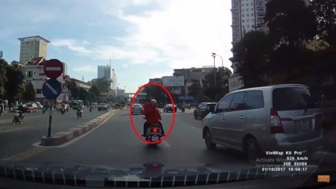 Người điều khiển xe máy và lái xe taxi ẩu đả do va chạm giao thông