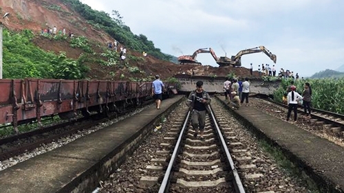 Thông đường sắt qua Yên Bái sau 3 ngày tê liệt