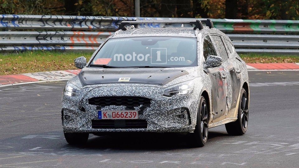 bat gap ford focus 2019 phien ban wagon tren duong chay thu