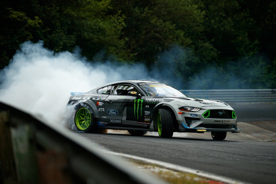 xem ford mustang drift nghet tho tai dia nguc xanh nurburgring