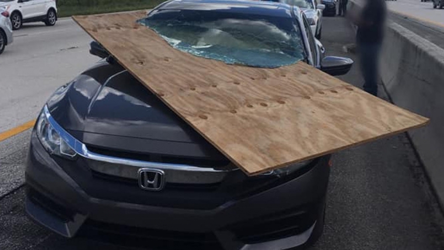 Tấm gỗ cắt đôi kính chắn gió Honda Civic trên cao tốc Mỹ