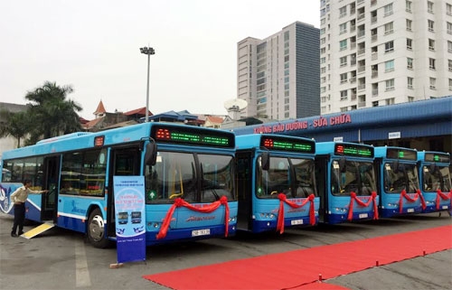 ha noi dua xe buyt tieu chuan chau au vao hoat dong