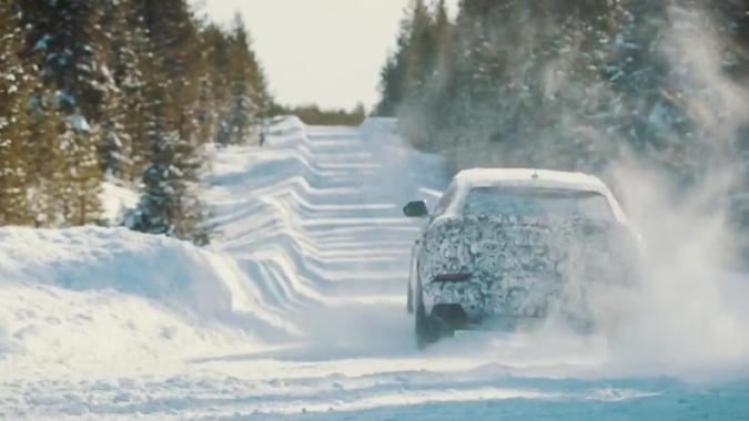 Xem siêu SUV Lamborghini Urus tung hoành trên địa hình tuyết