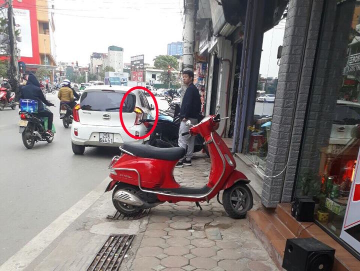 nguoi cam lai nong tinh chiec den pin va cau chuyen rui ro tren duong