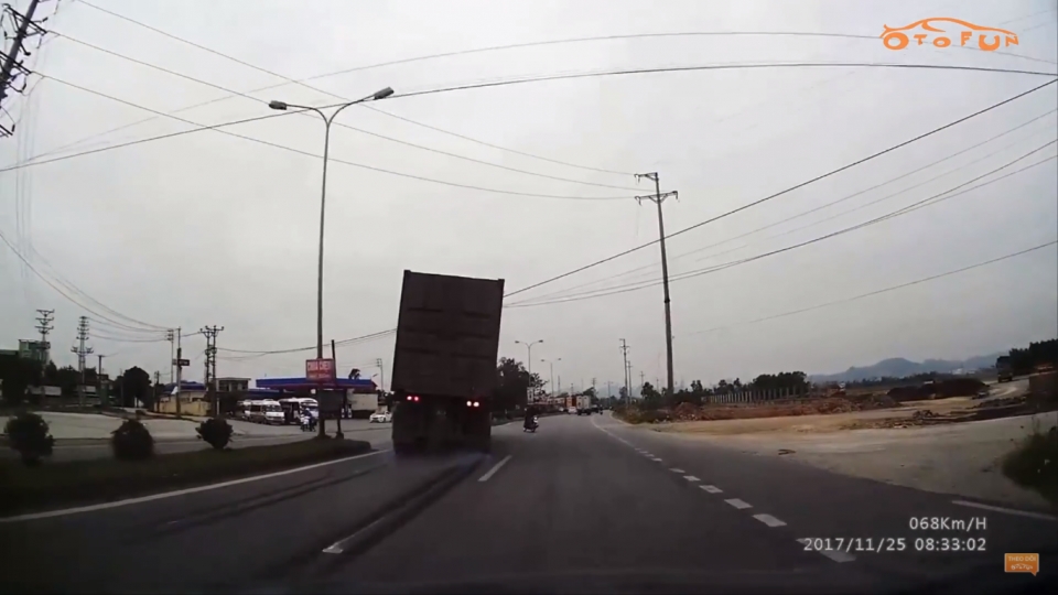 Liều lĩnh sang đường không quan sát, người đi xe máy suýt rước họa vào thân lieu linh sang duong khong quan sat nguoi di xe may suyt ruoc hoa vao than