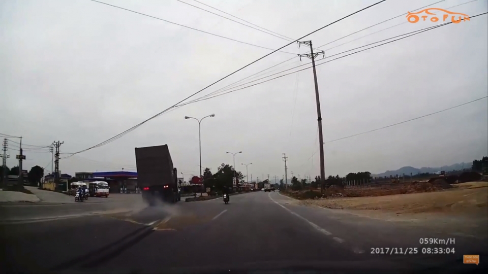 Liều lĩnh sang đường không quan sát, người đi xe máy suýt rước họa vào thân lieu linh sang duong khong quan sat nguoi di xe may suyt ruoc hoa vao than