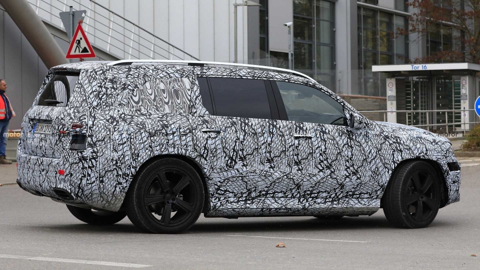 bat gap mercedes maybach gls chay thu o duc