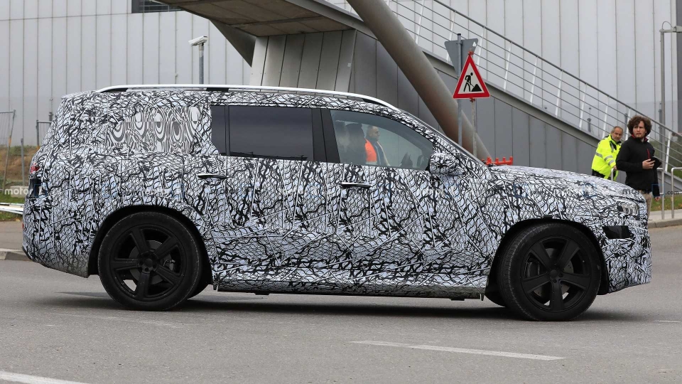 bat gap mercedes maybach gls chay thu o duc
