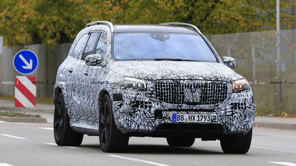 bat gap mercedes maybach gls chay thu o duc