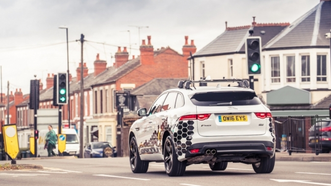 Xe Jaguar Land Rover có thể "giao tiếp" với đèn giao thông