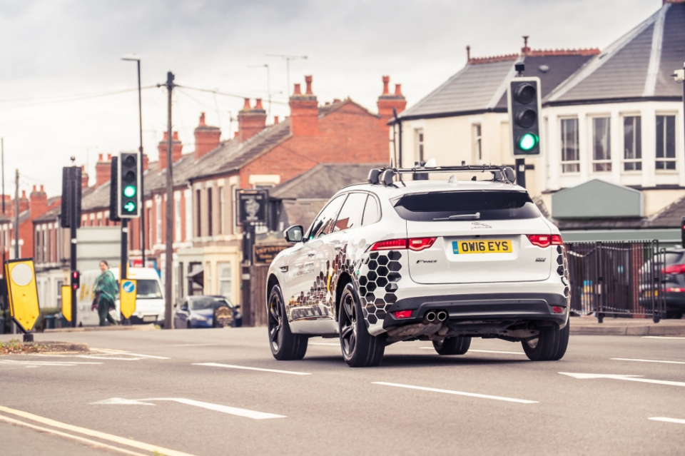 xe jaguar land rover co the giao tiep voi den giao thong