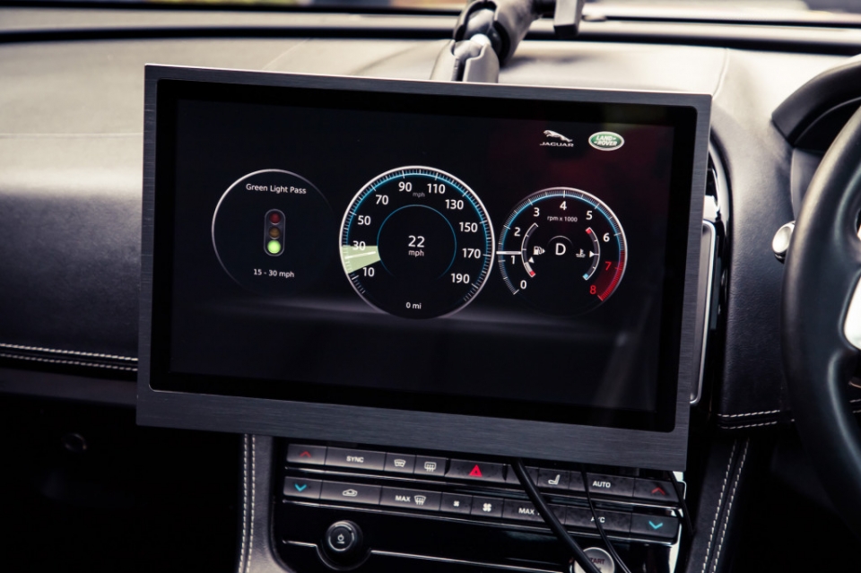xe jaguar land rover co the giao tiep voi den giao thong