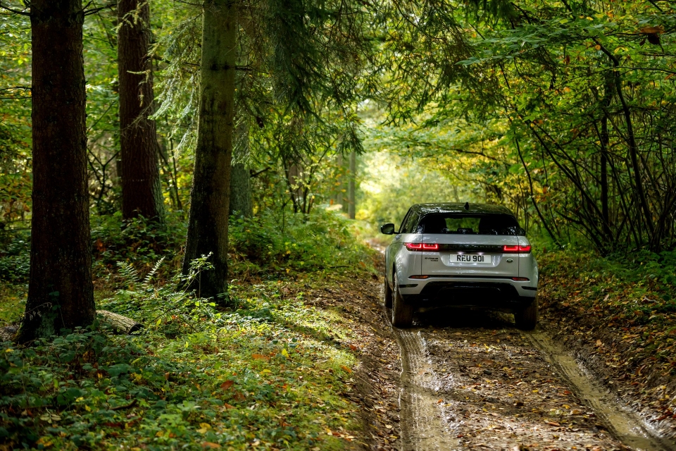 land rover cong bo range rover evoque 2019 voi thiet ke lay cam hung tu velar