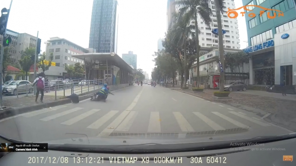 Phóng nhanh vượt đèn đỏ, xe máy đâm vào hai em nhỏ sang đường