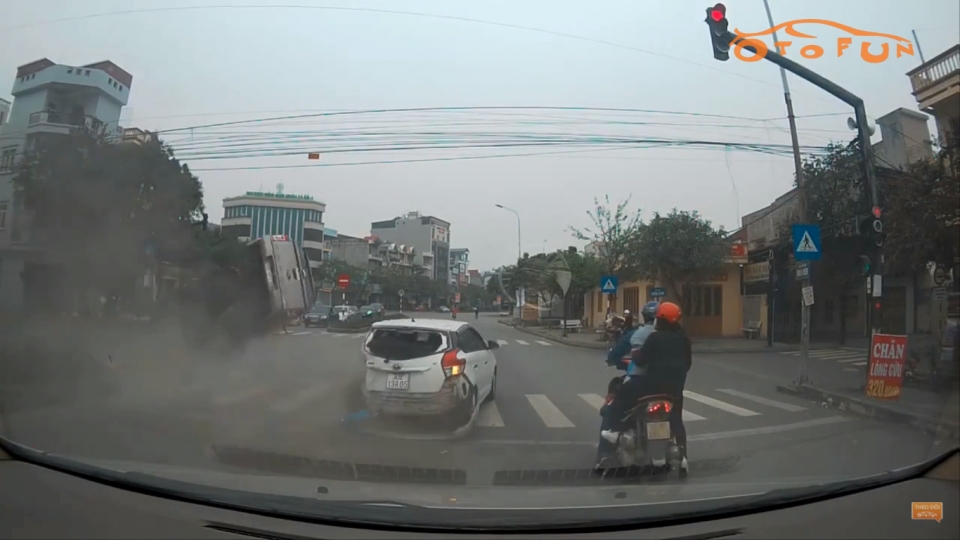 kinh hoang canh xe ban tai lon nhao bay qua giua nga tu