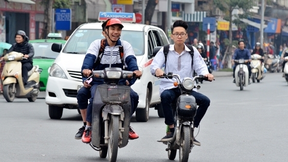 Đề xuất điều chỉnh độ tuổi điều khiển xe gắn máy với học sinh