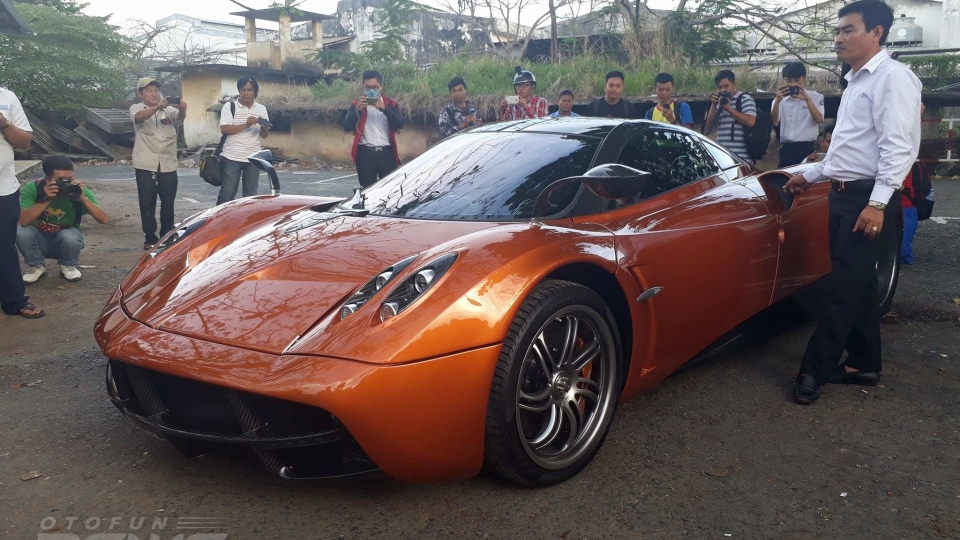 Siêu xe "thần gió" Pagani Huayra chính thức lăn bánh tại Sài Gòn