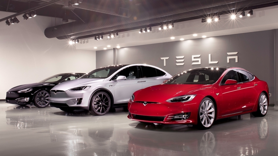 Tesla bán hơn 100.000 chiếc xe điện trong năm 2017