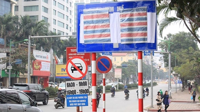 Vì sao Hà Nội dùng nylon dán biển báo giao thông?