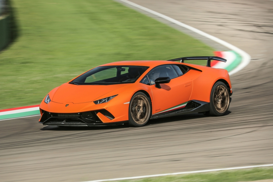 lamborghini tang truong 10 trong nam 2017 ky vong 2018 voi suv urus