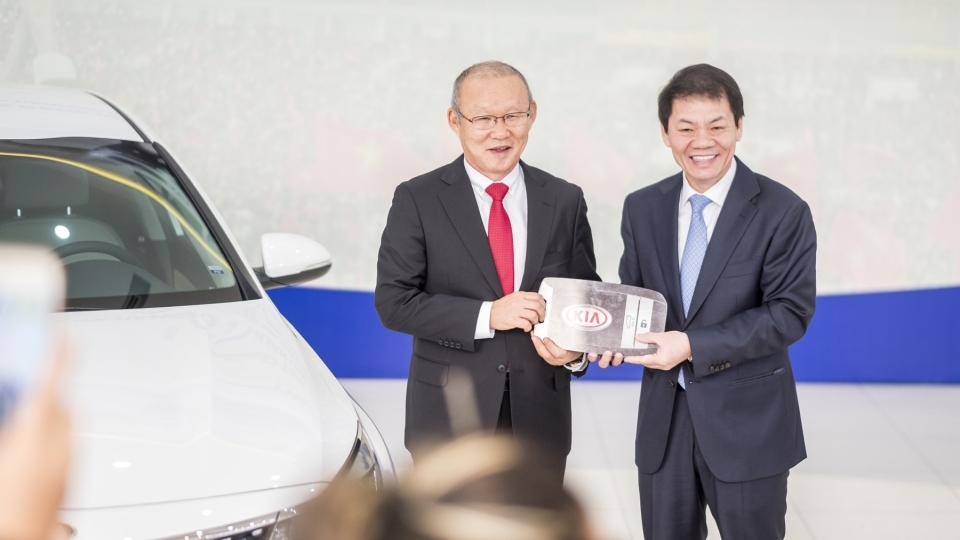 HLV Park Hang-Seo nhận xe Kia Optima trao tặng từ Thaco